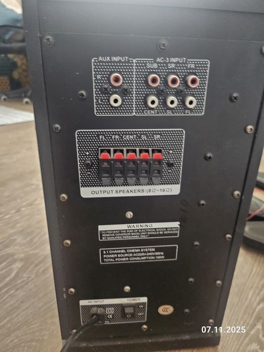 Продам акустическую аппаратуру. Сабвуфер, три колонкии одна маленькая