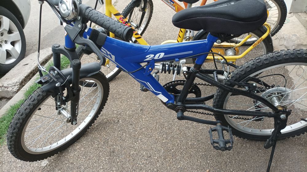 De vânzare trei biciclete