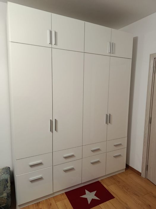 Четирикрилен гардероб с надстройка