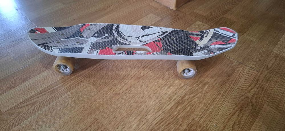 Скейтборд б/у в хорошем состоянии