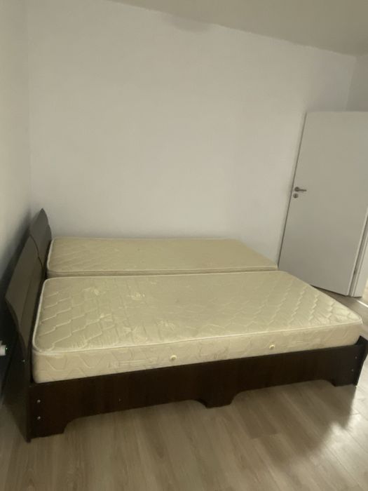 2 paturi cu lada de depozitare sub saltea
