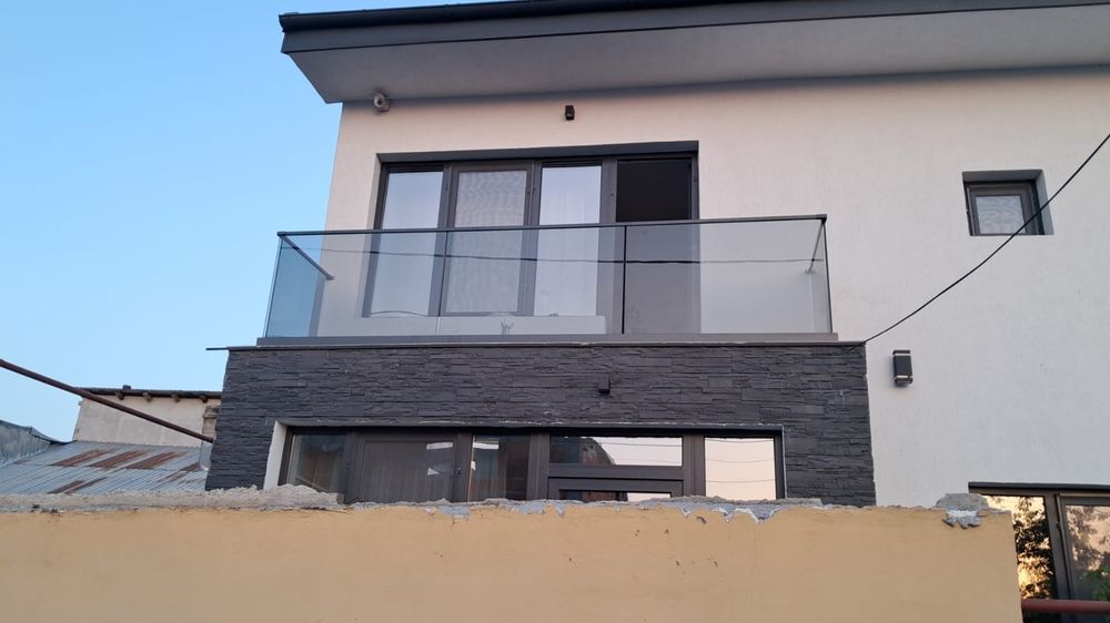 Balustrada de sticla cu profil de aluminiu