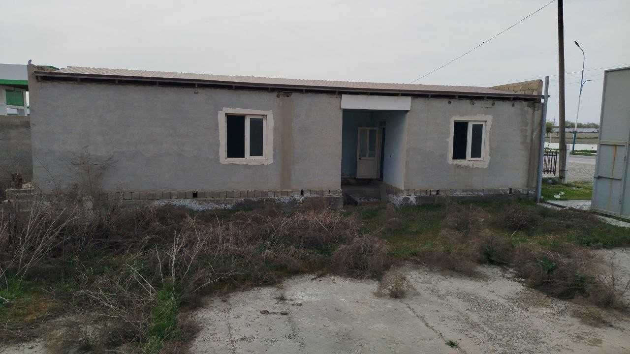 Avtomobillarni saqlash va ochiq avto turargoh binosi