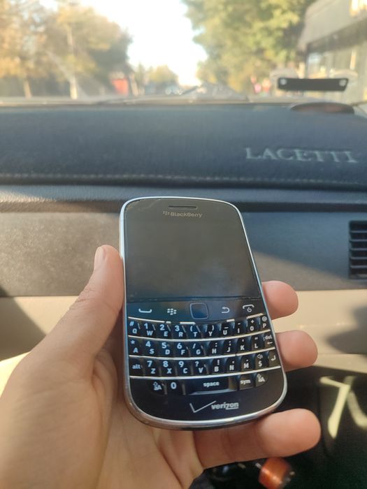 Black berry 9930 sotiladi