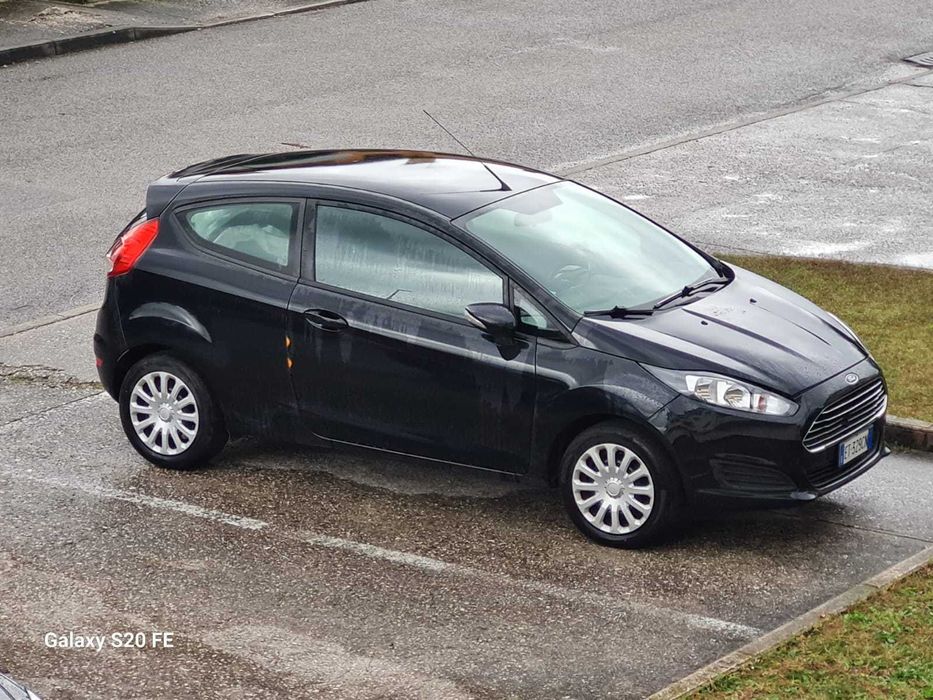 Vand masina Ford fiesta .
