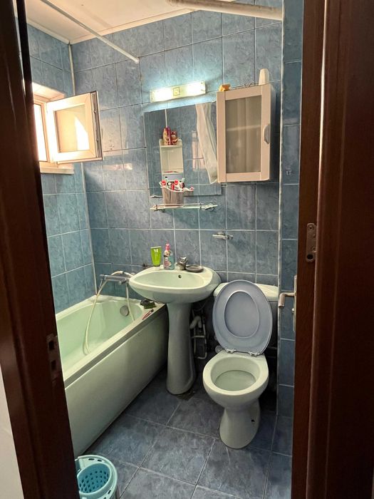 Vând apartament cu 2 camere,zona Podu Roș-Cantemir