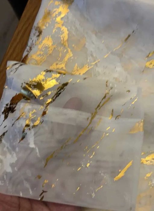 Perdele albe cu imprimeu auriu model marble,marmorat