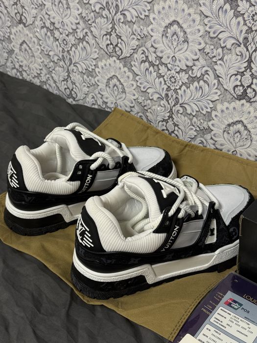 Adidasi Louis Vuitton