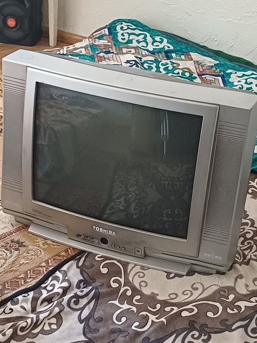 Телевизор рабочий есть пульт