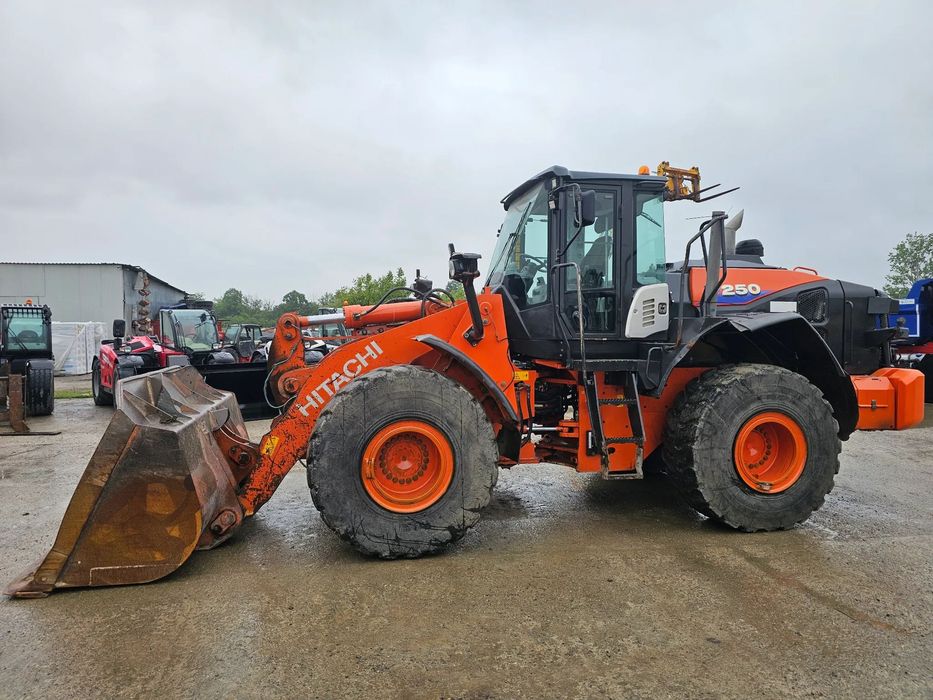 Hitachi ZW 250 -6 incarcator frontal vola wola Clima/ 4m3 / gresare automata