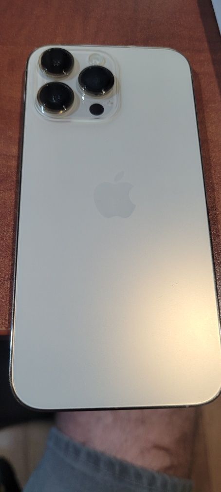iPhone 14 pro с документи