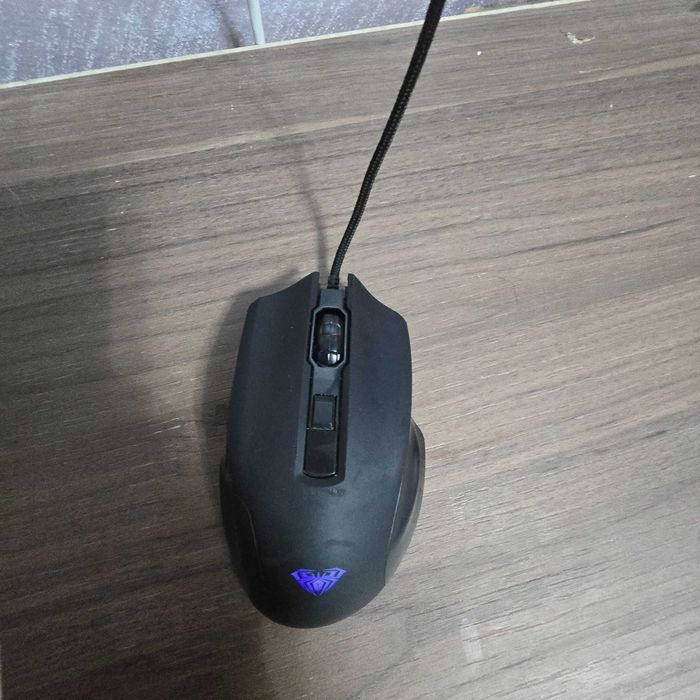 Продавам клаветура и мишка и подарък малспад