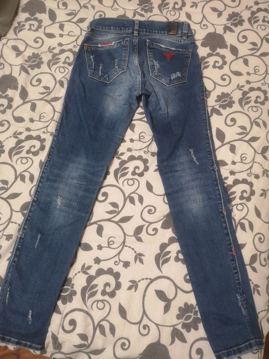 Накъсани дънки С р-р