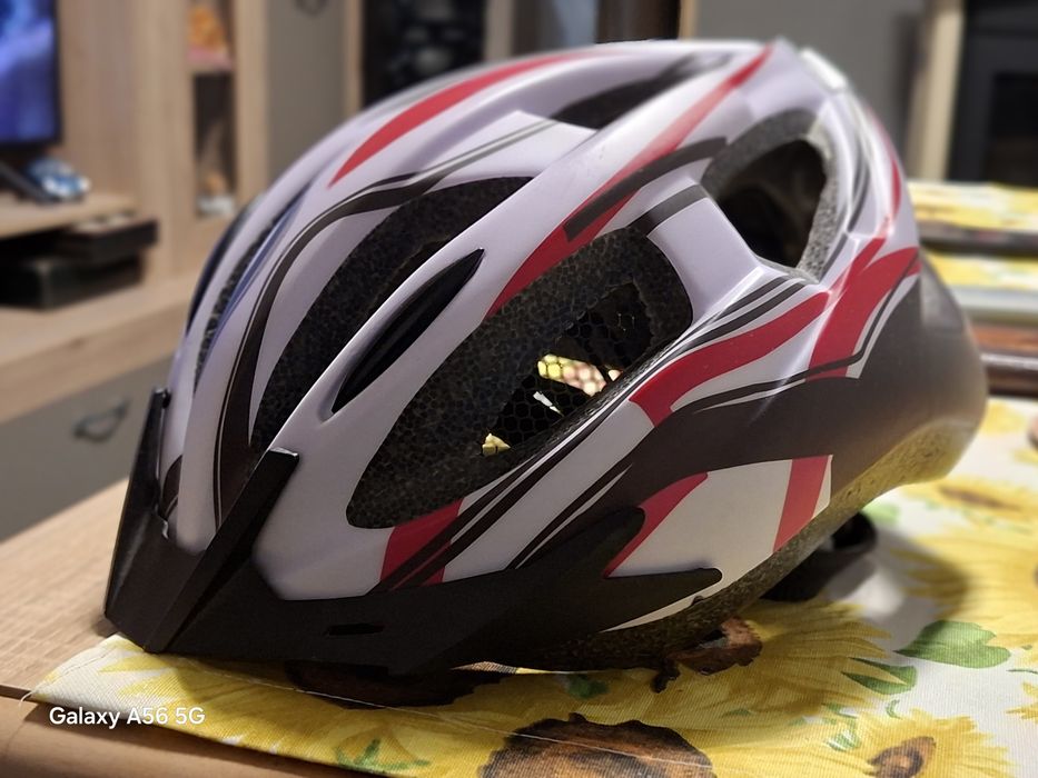 Каска за колело със светлини отзад