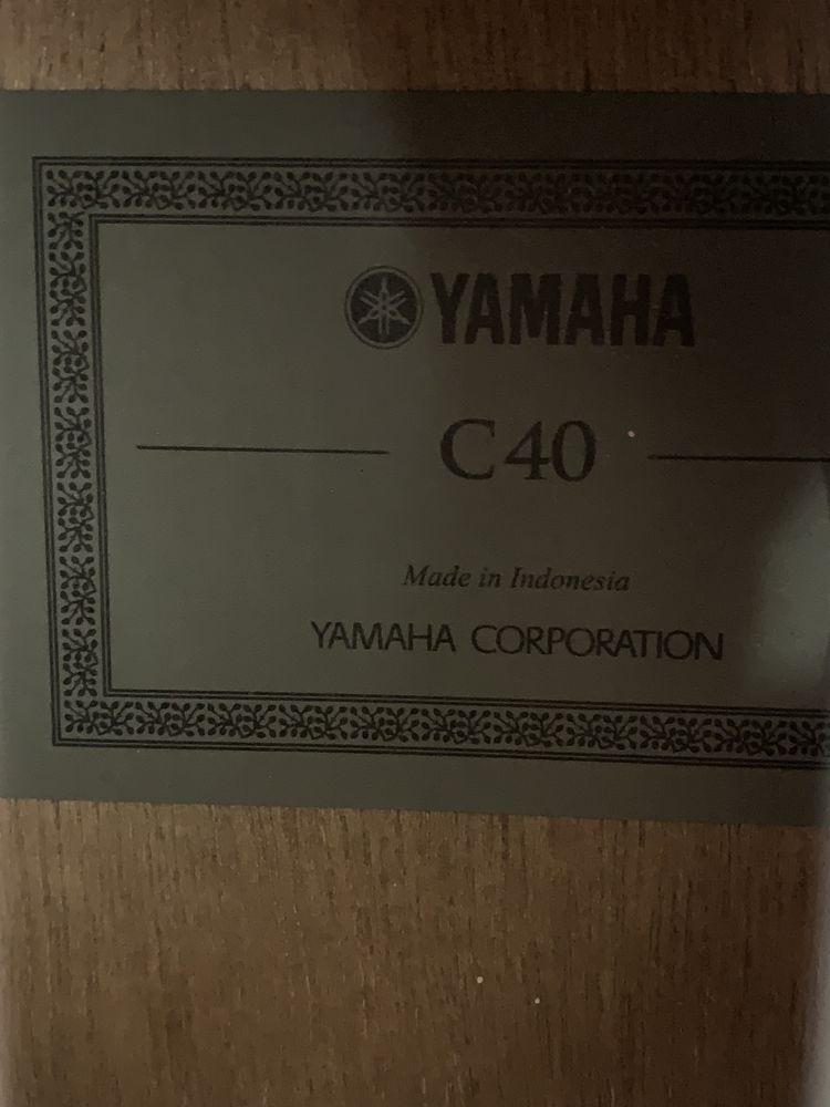 Продам гитару Yamaha C40