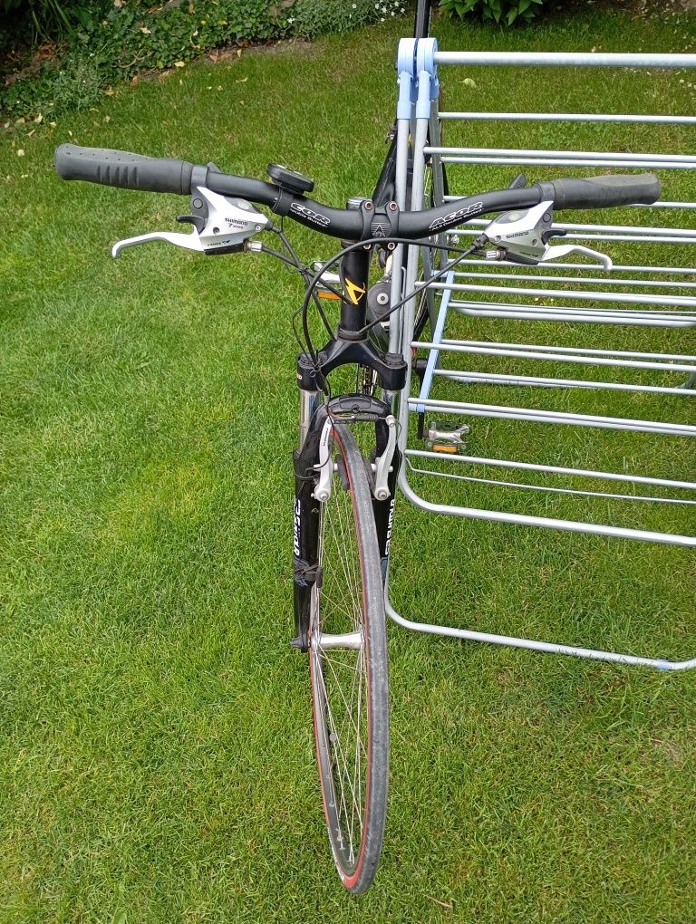 Bicicleta cursiera făcută din bucăți .Piesele au fost montate de mine.