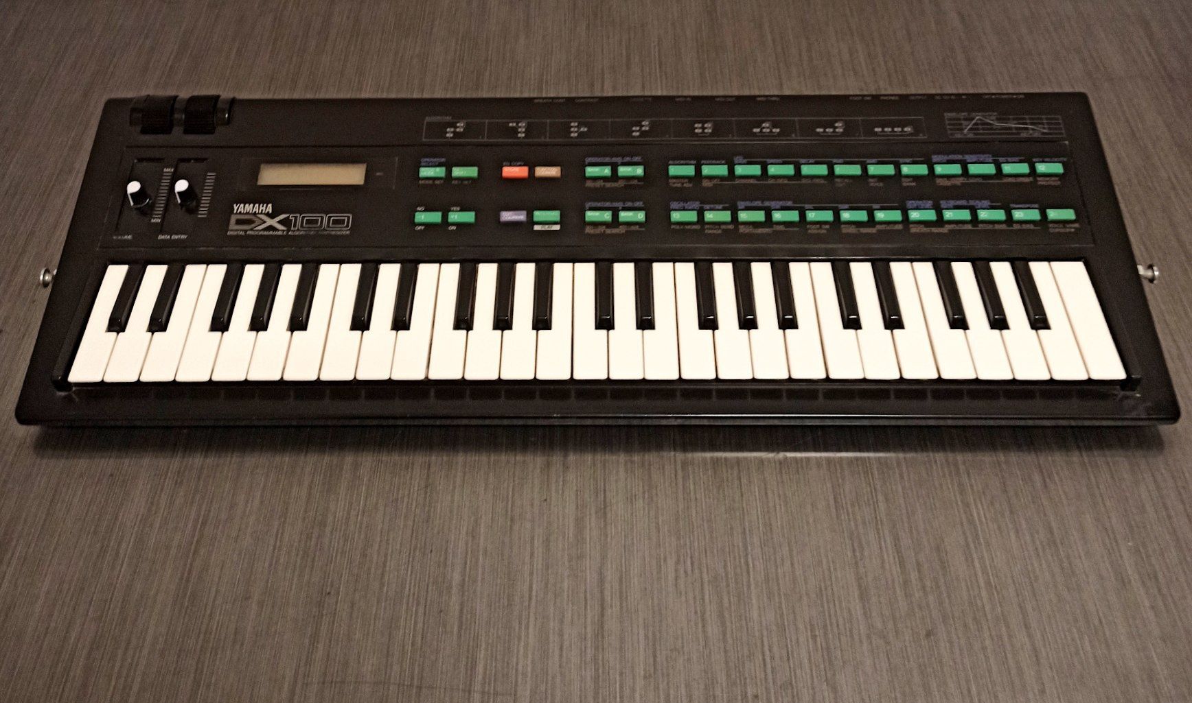 Yamaha DX 100 sotuvda made in Japan