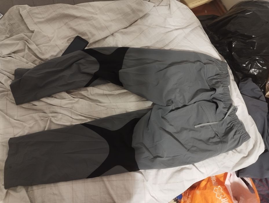 Vând pantaloni geci material impermeabil