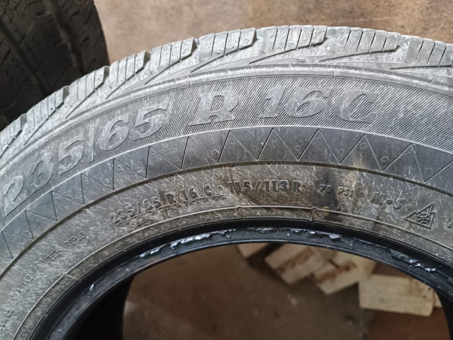 Vând 2 anvelope R16 C