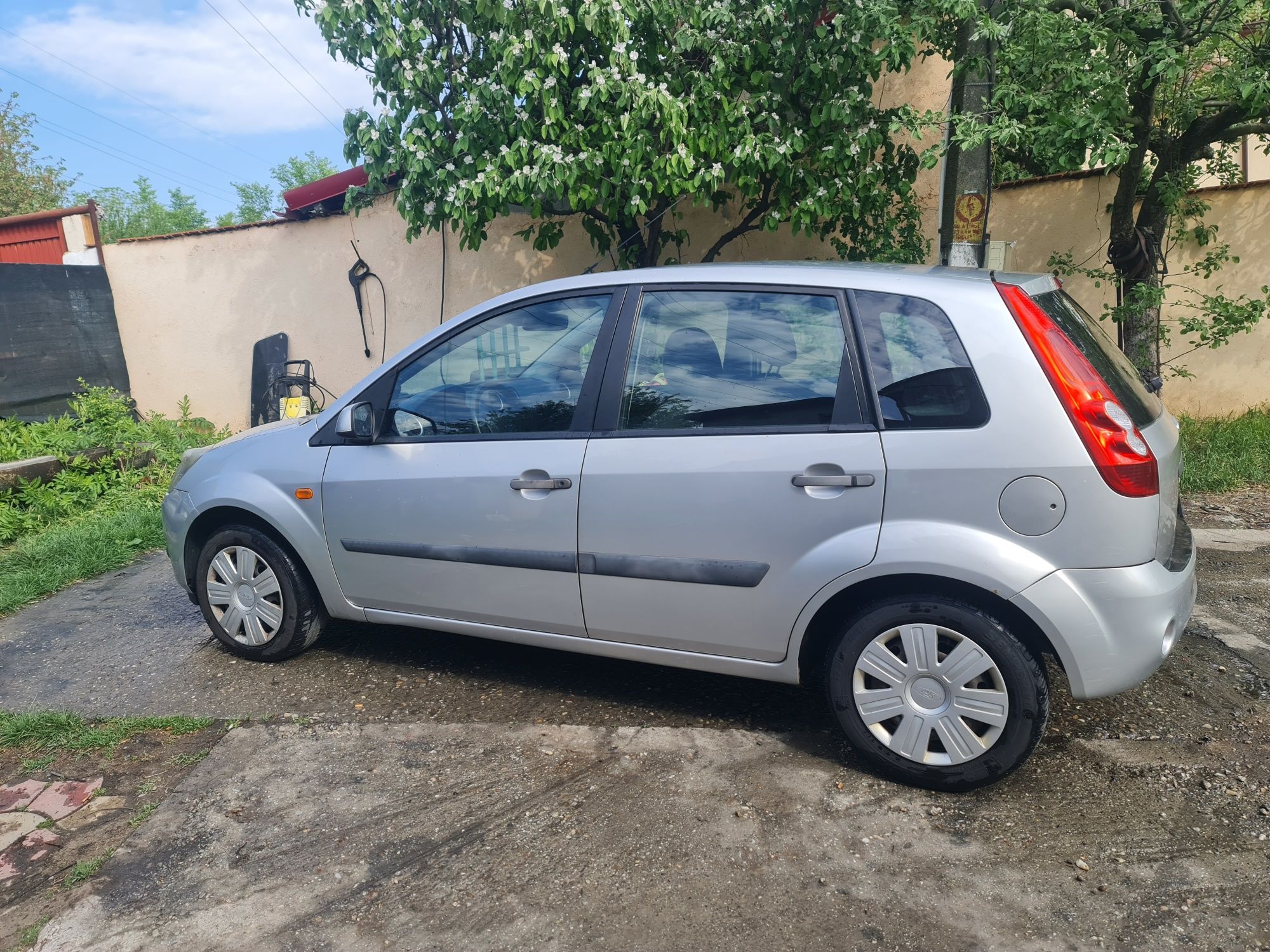 Vând Ford fiesta 1.4 benzina