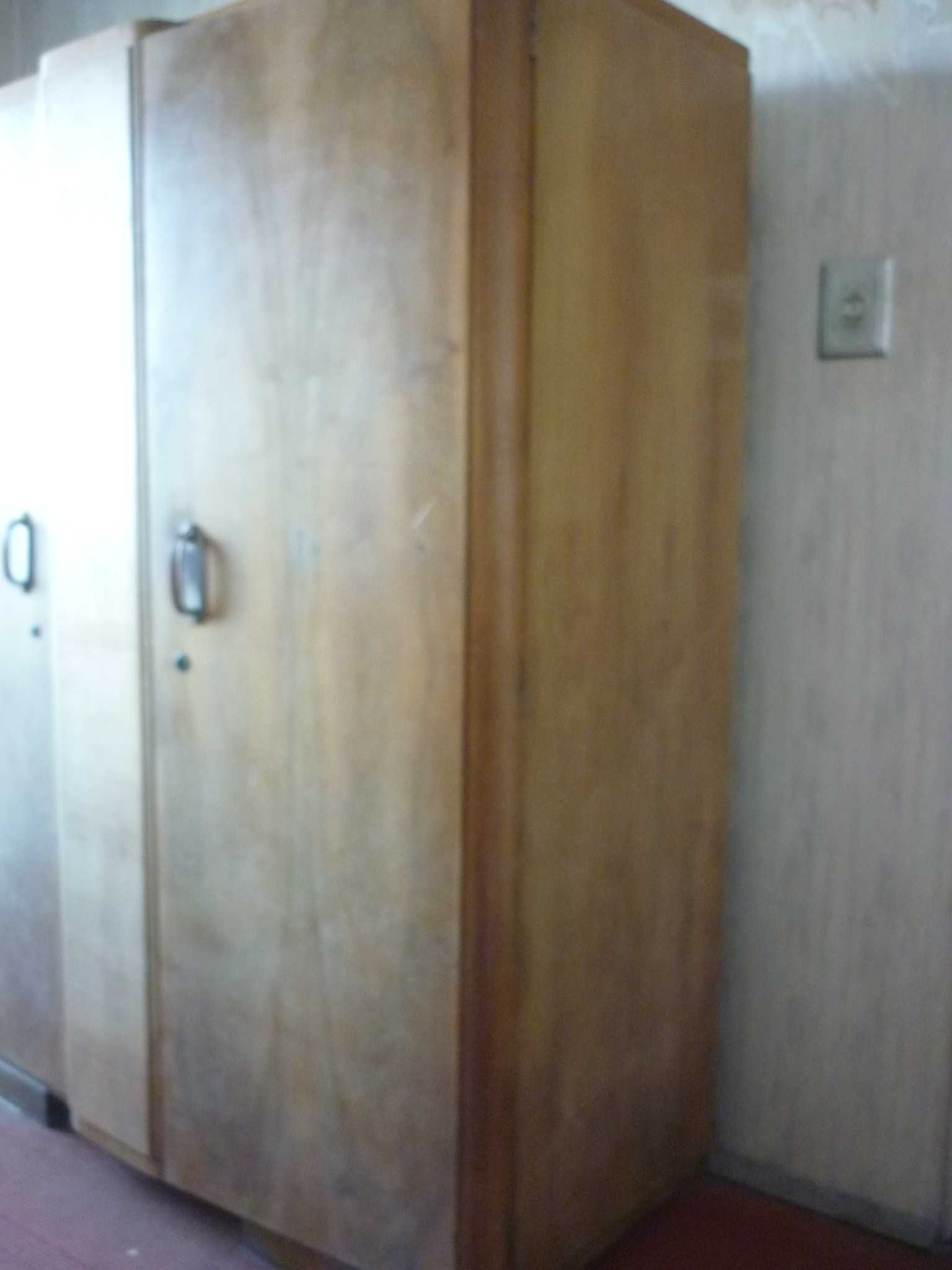 Стар дървен шкаф