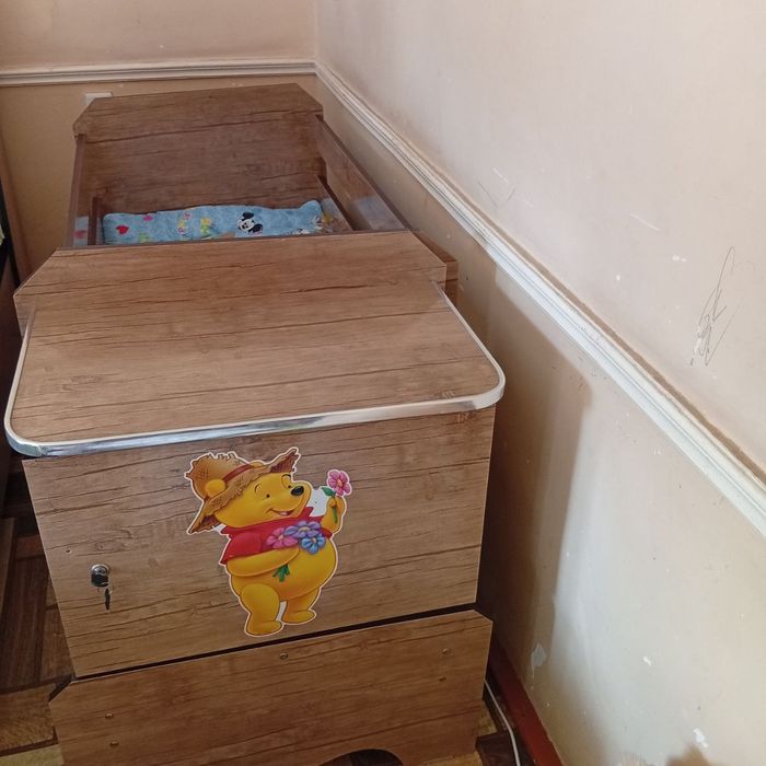 Detskiy kravat, tepasi belanchak boʻladi. Deyarli ishlatilmagan