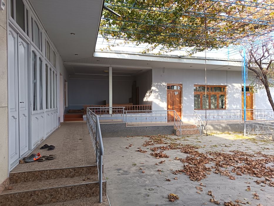 Hovli uy sotiladi tayyor