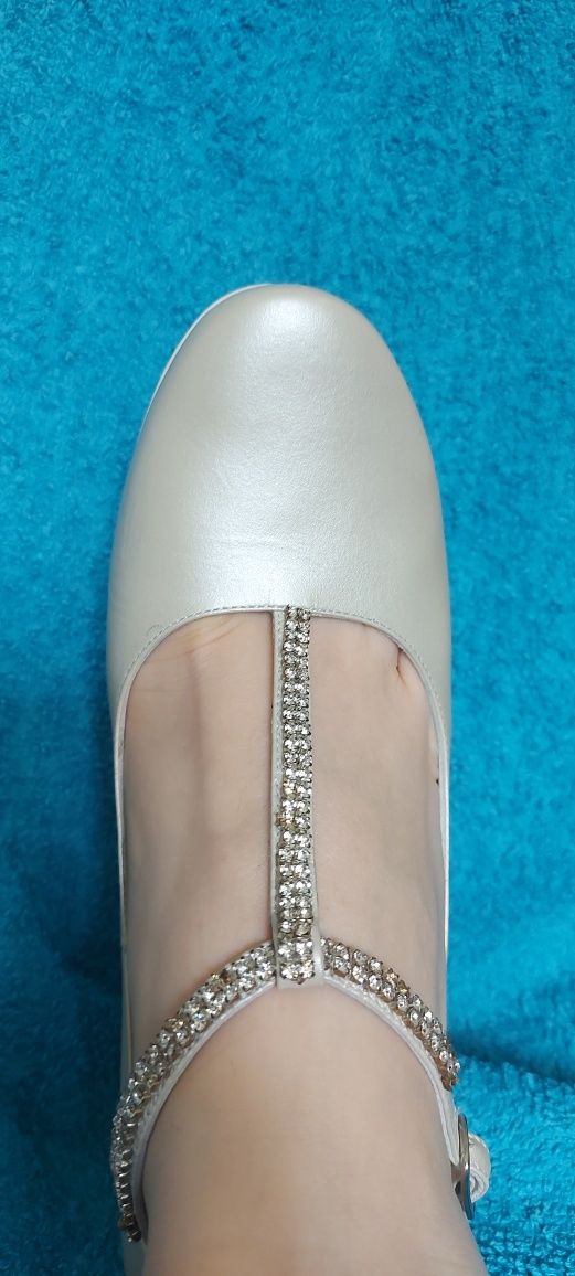 Pantofi albi nr. 40