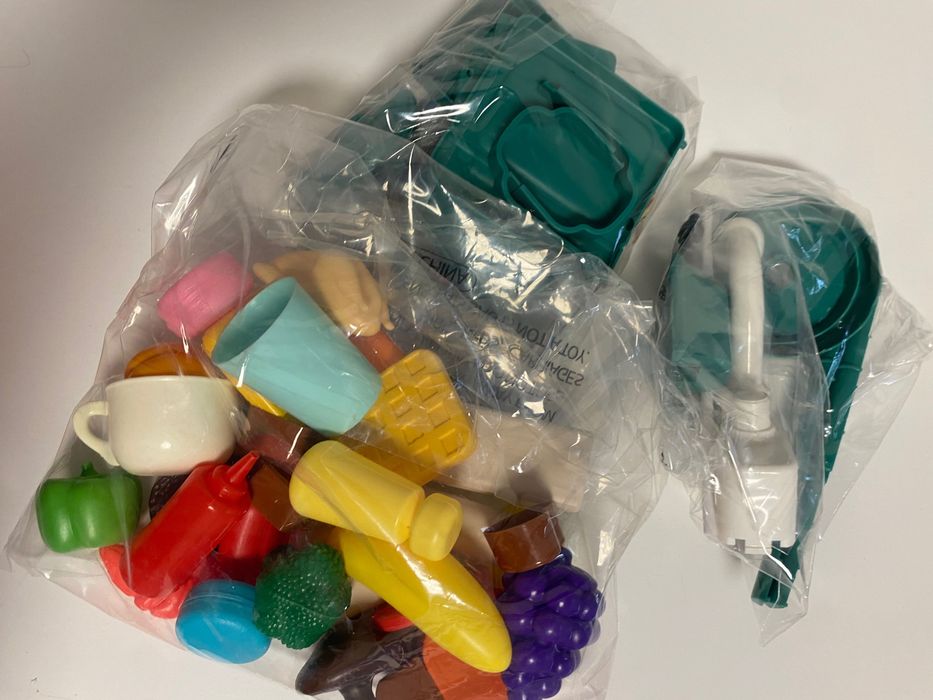 Кухня със светещи котлони, пара и мивка с течаща вода