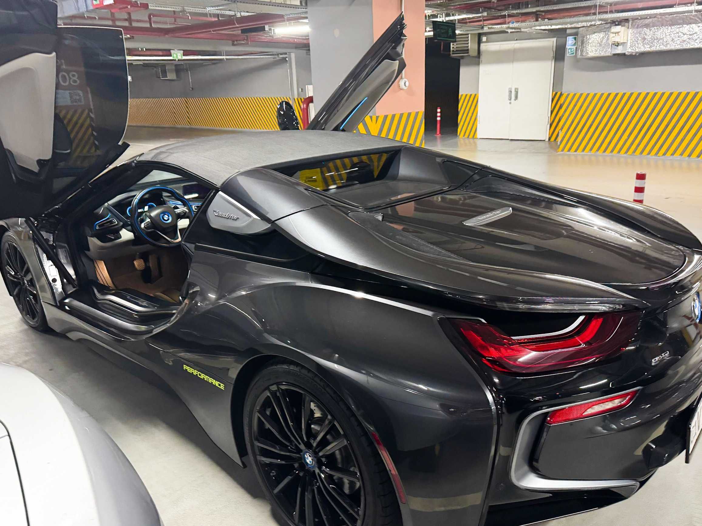 BMW i8 Roadster – единственный в Ташкенте