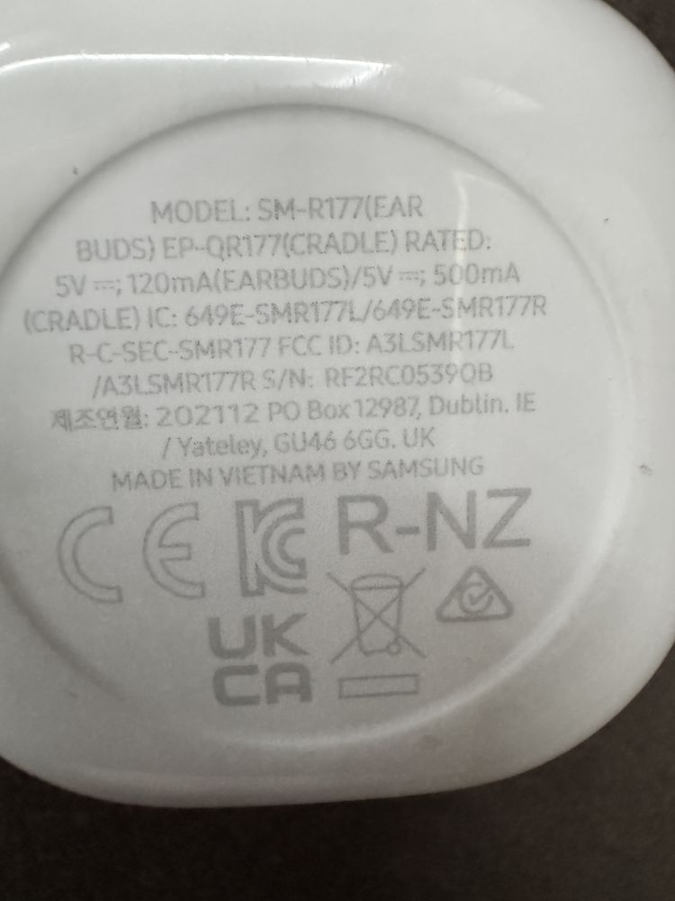 Продават се слушалки SAMSUNG BUDS