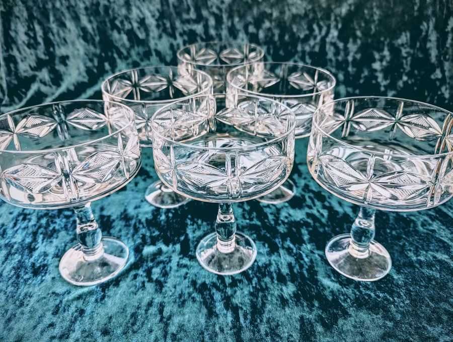 Големи кристални чаши шампанско, мелба