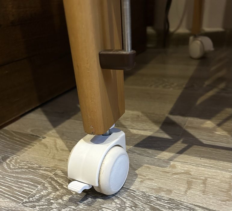 Дървена бебешка кошара с две нива, сваляща се решетка и матрак