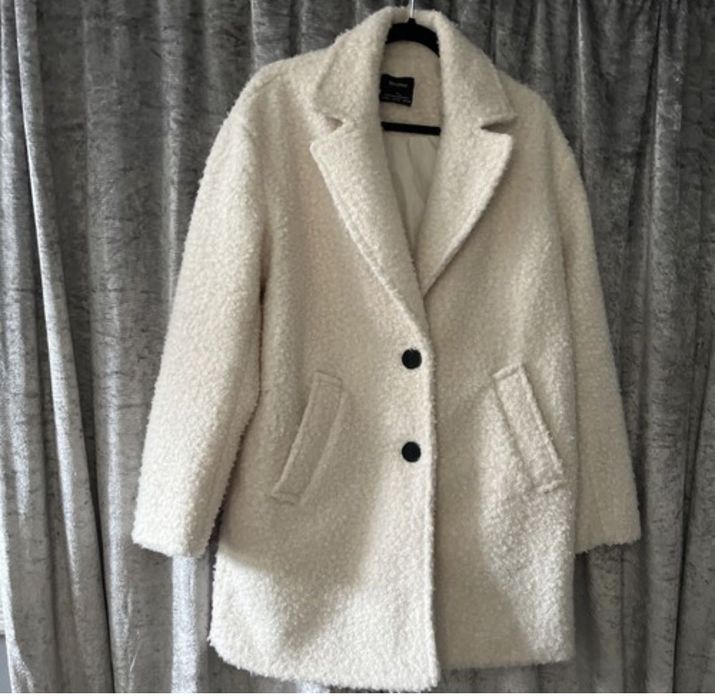 Бяло палто Bershka teddy bear M размер