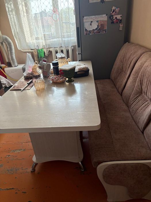 Продаю куханый стол с диванчикам