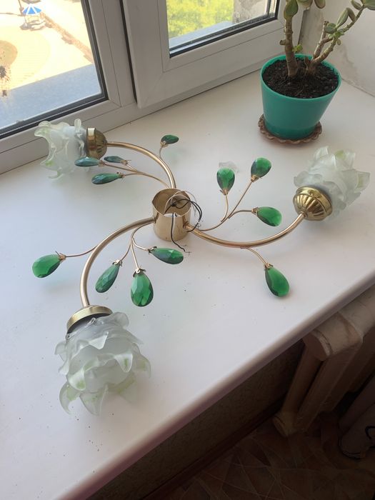 Продам красивую люстру