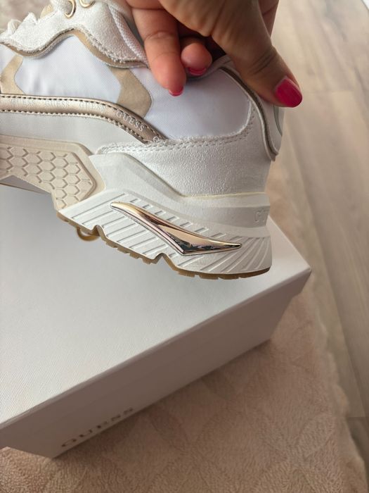 Маратонки Guess  и Tommy Hilfiger