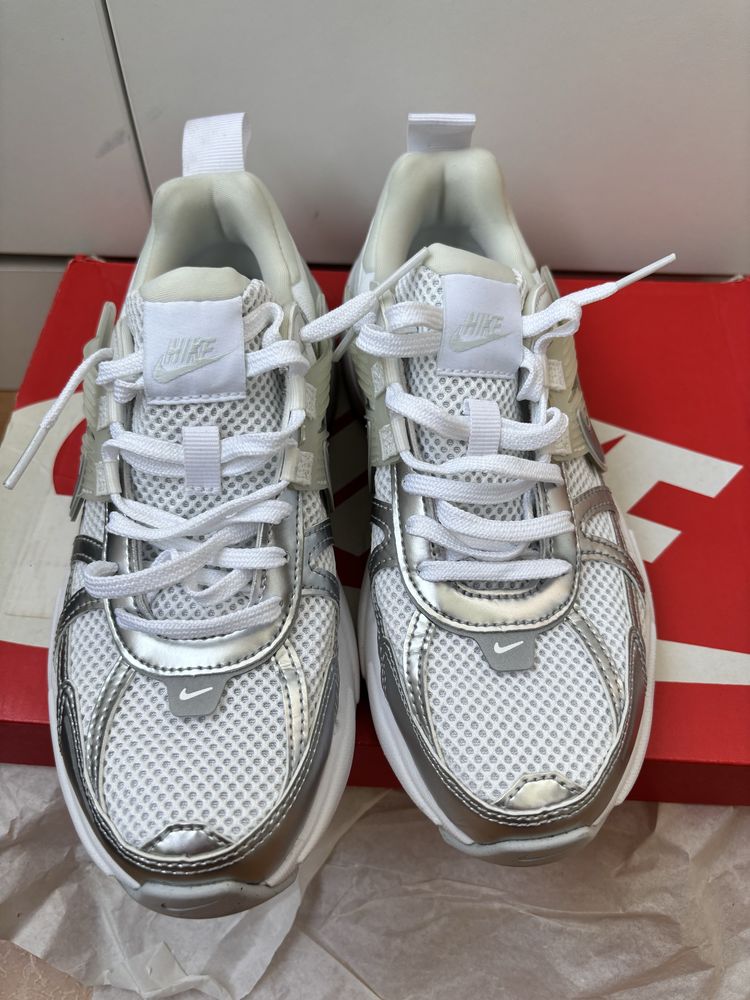 Adidasi Nike V2K