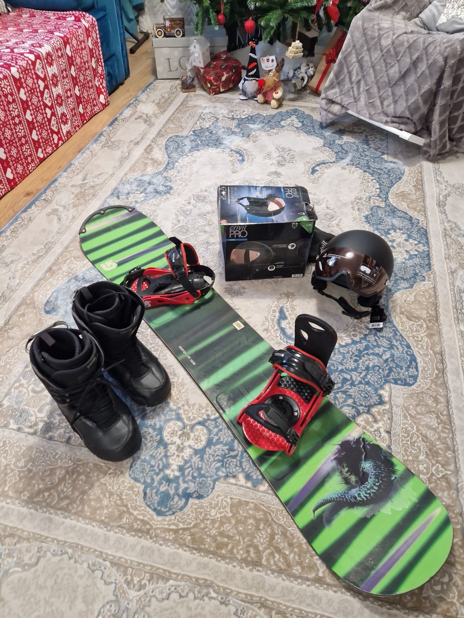 Placa snowboard cu bootsi și casca
