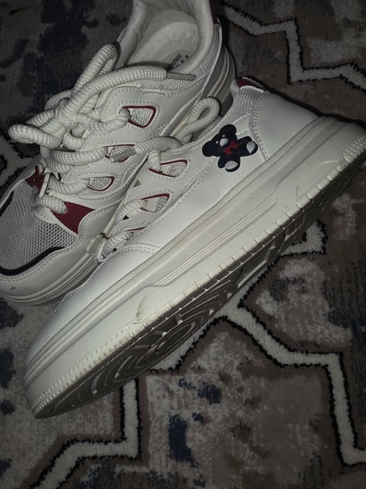 Женские кроссовки