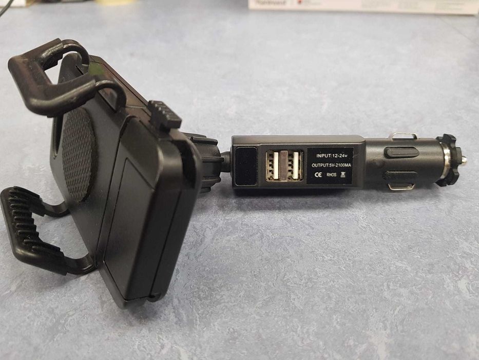 Suport telefon auto cu mufe USB, conectat la bricheta