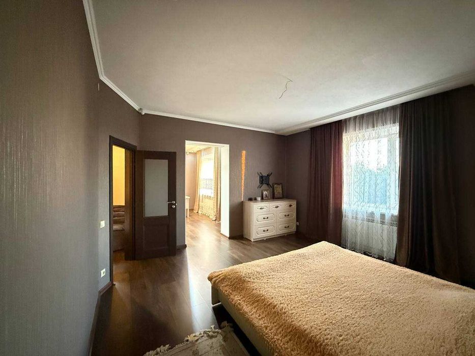 Продается  коттедж в центре города. Можно под коммерцию