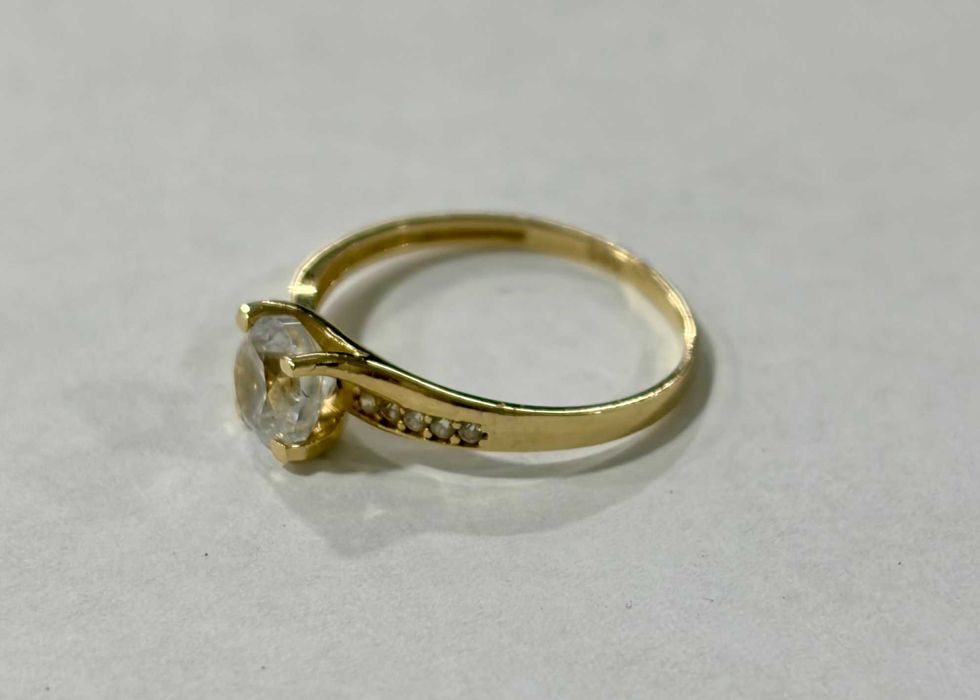 Златен пръстен с камък 1.59грама 14 карата 585