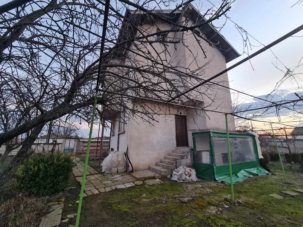 Къща с двор с. Неделево