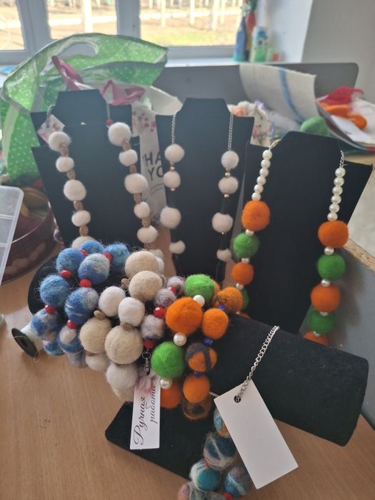 Украшения из шерсти.