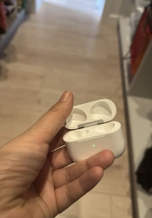 Продам оригинал кейс от Airpods 3