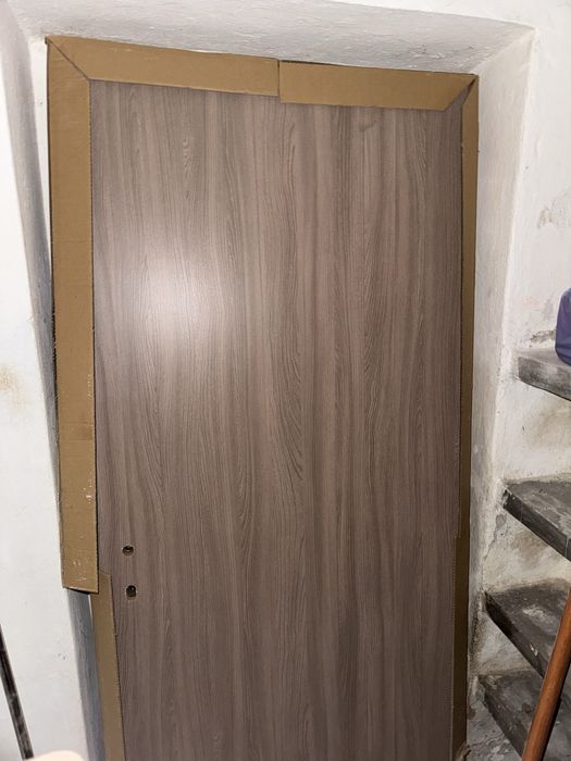 Vand usa noua de interior