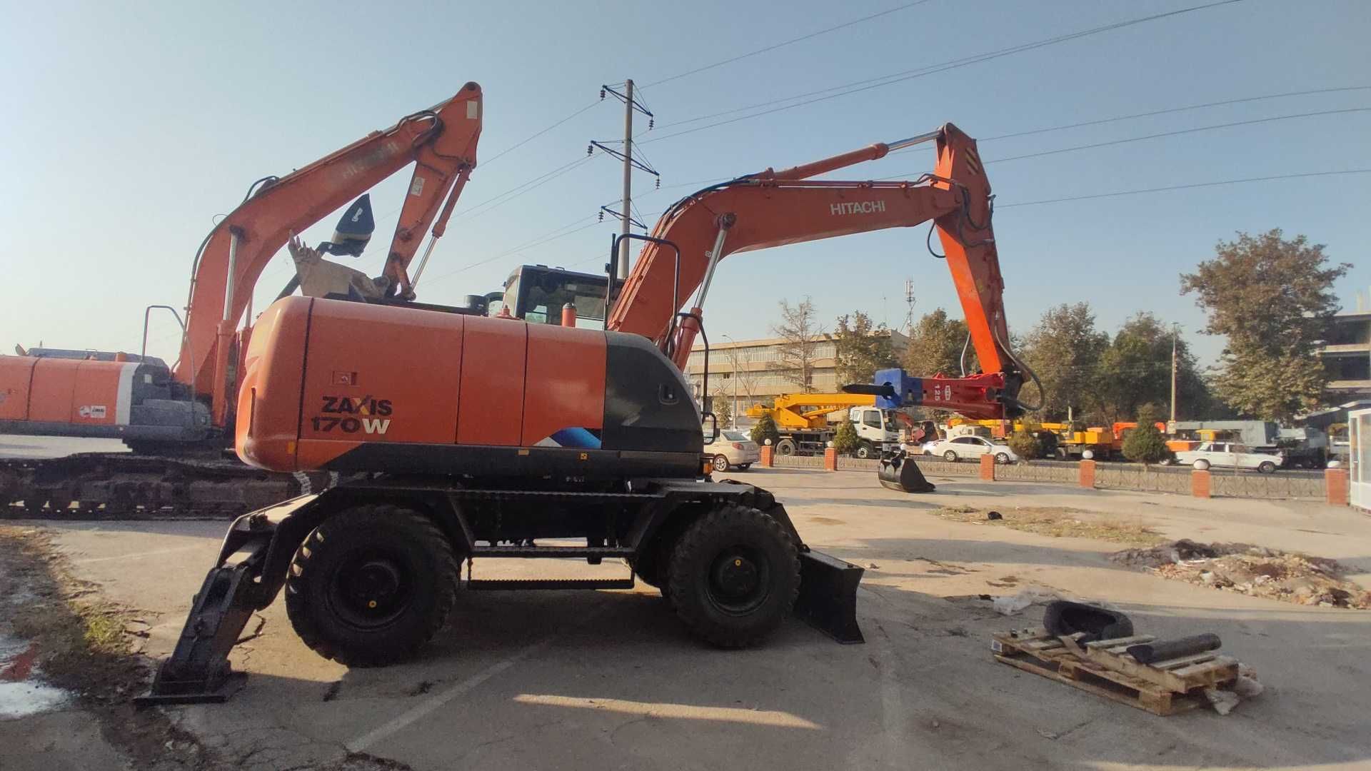 Колесный экскаватор Hitachi ZX170W-5A