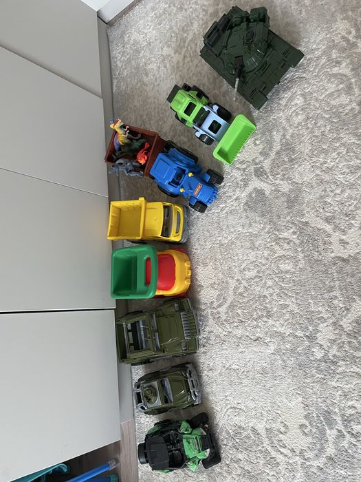 Игрушки разные мальчик.