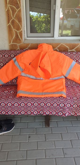 Vând geaca reflectorizanta impermeabila